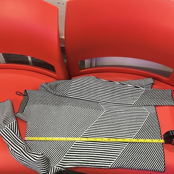 Cynthia Rowley Chevron mock funnel neck crop gray white sweater Size S - Picture 5 of 6